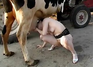 Nude amateur plays with the cow's utterus for perverted solo action