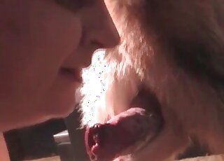 شقراء ناضجة تحب أن يكون لها كلبها في المهبل وفي الفم